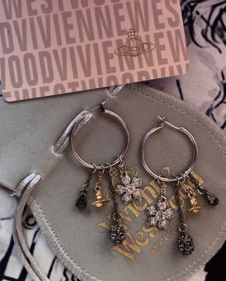 Pendientes estilo aros plateados con Charms