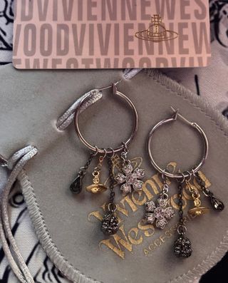 Pendientes estilo aros plateados con Charms