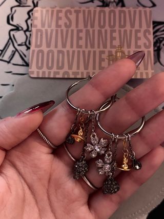 Pendientes estilo aros plateados con Charms