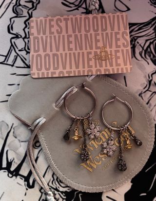 Pendientes estilo aros plateados con Charms