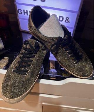 Zapatos dorados y negros con cordones de purpurina