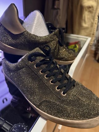 Zapatos dorados y negros con cordones de purpurina