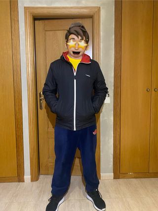 Chaqueta deportiva negra y roja