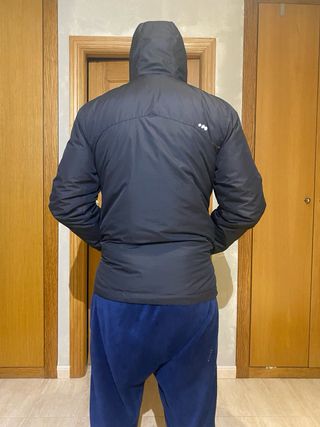 Chaqueta deportiva negra y roja