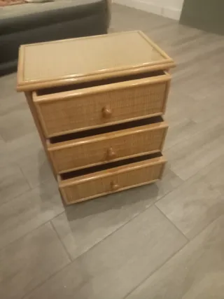 Comodino in legno e vimini