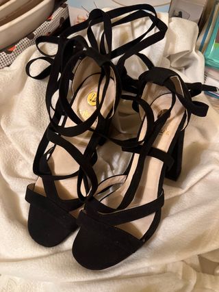 Sandalias de tiras negras con tacón