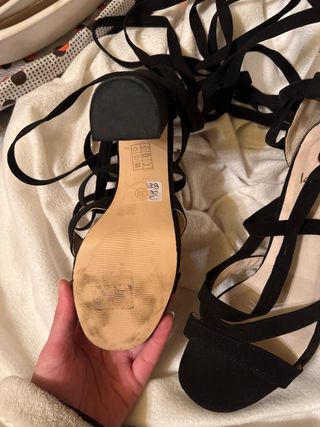 Sandalias de tiras negras con tacón