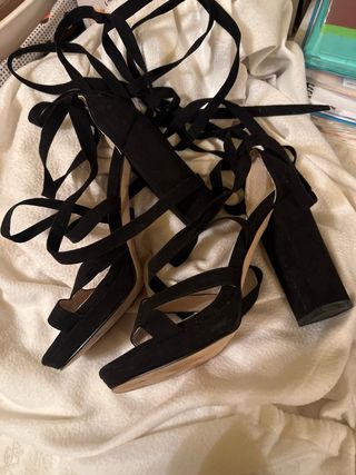 Sandalias de tiras negras con tacón