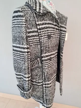 Abrigo mujer estampado blanco y negro