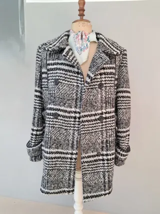 Abrigo mujer estampado blanco y negro