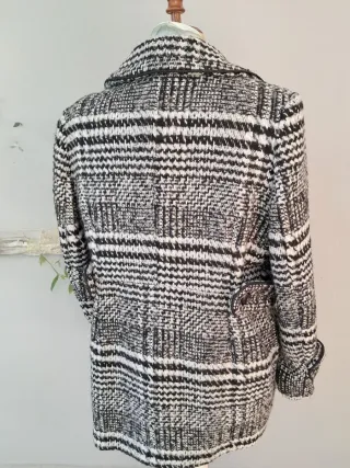 Abrigo mujer estampado blanco y negro