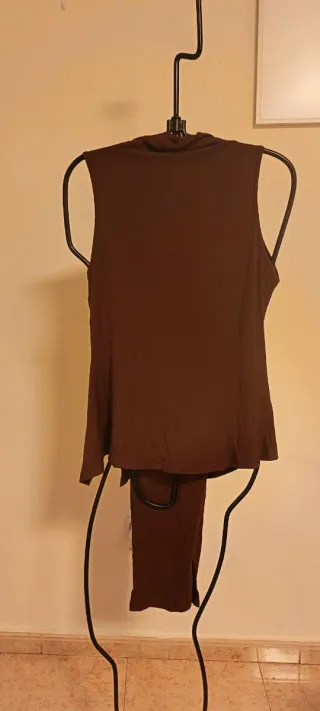 Conjunto marrón leggins y camiseta