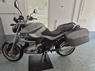 BMW R1200R con maletas BMW y baúl Givi