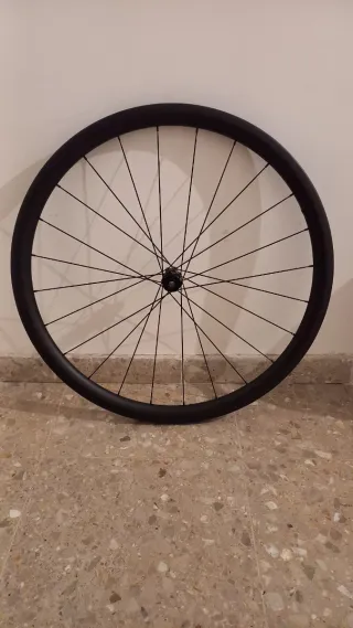 Rueda delantera carbono 35mm, para disco, 715g.