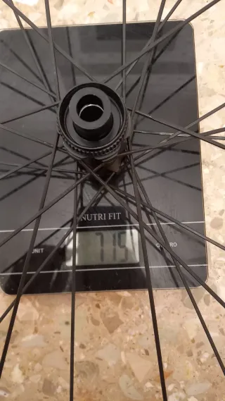 Rueda delantera carbono 35mm, para disco, 715g.