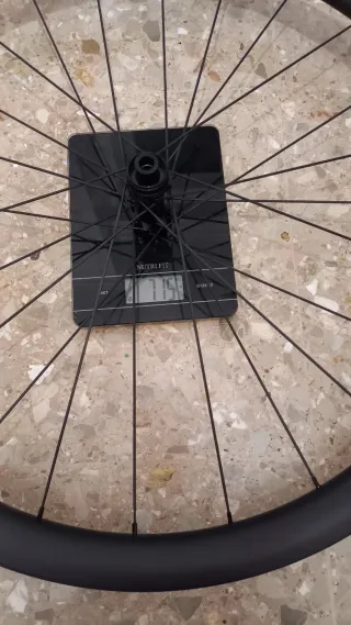 Rueda delantera carbono 35mm, para disco, 715g.