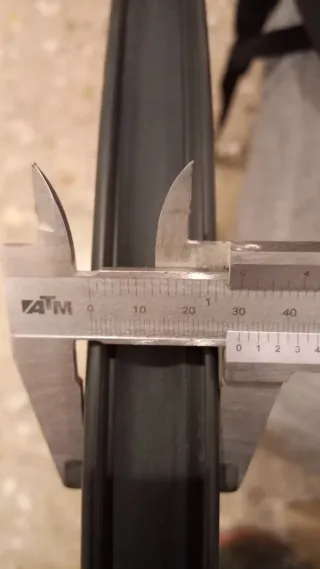 Rueda delantera carbono 35mm, para disco, 715g.