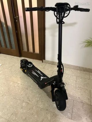 Patinete eléctrico negro