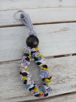 Llavero artesanal de tela reciclada