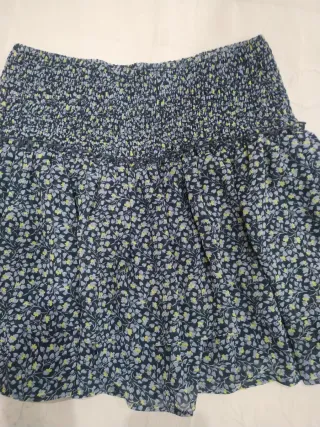 Falda Etam florecitas talla L. Sin estrenar aun.