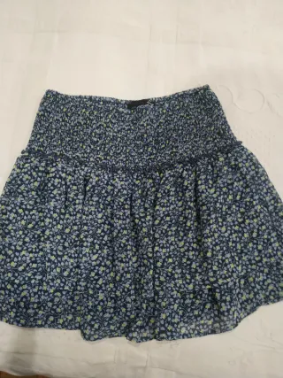 Falda Etam florecitas talla L. Sin estrenar aun.