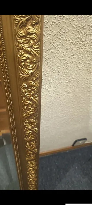 Espejo antiguo dorado con marco tallado
