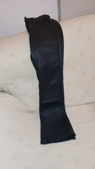 Pantalón polipiel talla 38 con felpa