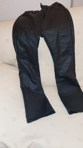 Pantalón polipiel talla 38 con felpa