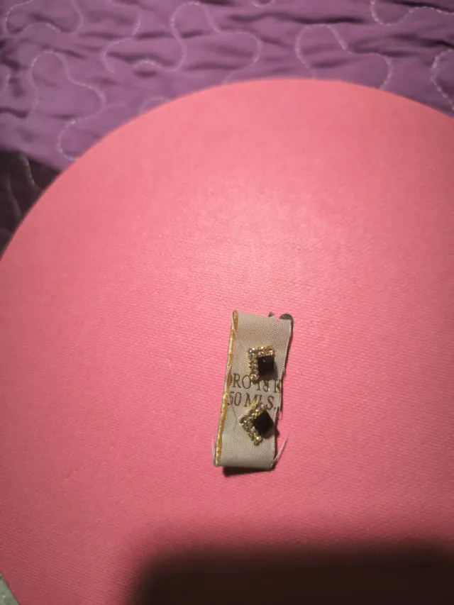 Pendientes oro con circonitas blancas y moradas.