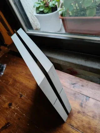 Ps4 Fat Bianca Completa di Giochi e Controller