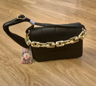Bolso Negro con Cadena Dorada