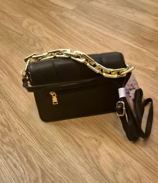 Bolso Negro con Cadena Dorada