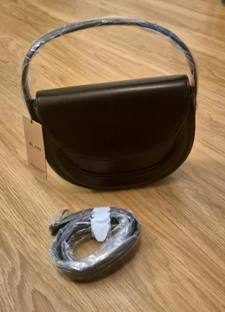 Bolso Negro con Cadena Dorada