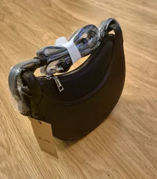 Bolso Negro con Cadena Dorada