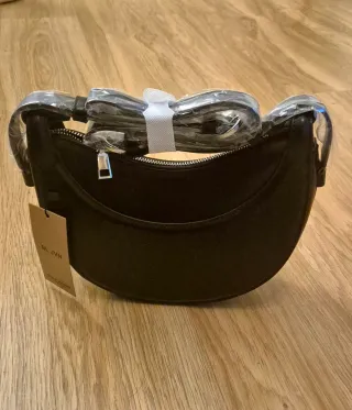 Bolso Negro con Cadena Dorada