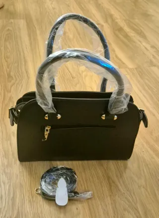 Bolso Negro con Cadena Dorada