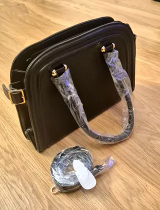 Bolso Negro con Cadena Dorada