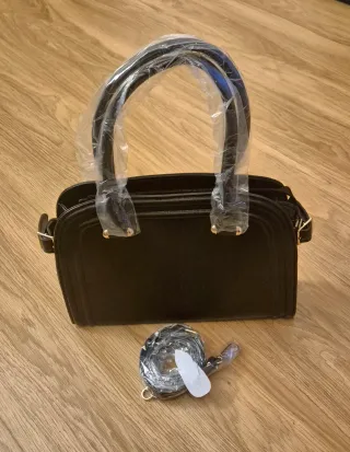 Bolso Negro con Cadena Dorada