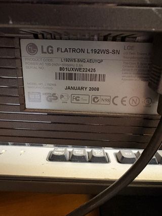 Pantalla de ordenador LG+ ratón + teclado