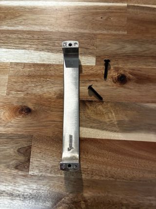 Tirador de cocina metálico plateado