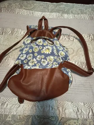 Mochila floral azul y multicolor