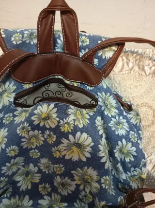 Mochila floral azul y multicolor