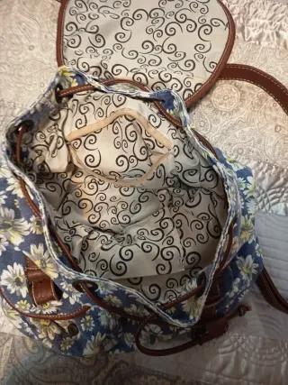 Mochila floral azul y multicolor