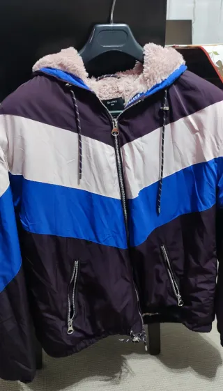 Chaqueta Bershka azul y blanca