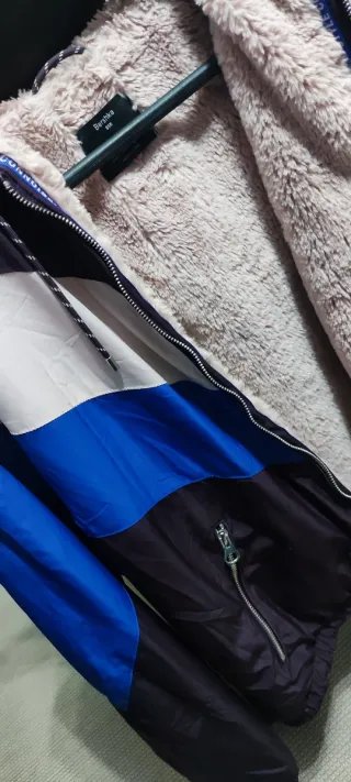 Chaqueta Bershka azul y blanca