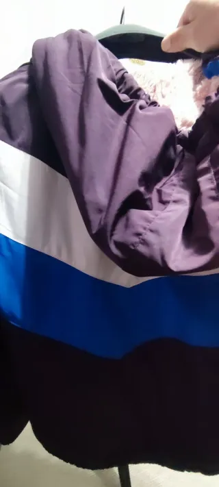 Chaqueta Bershka azul y blanca