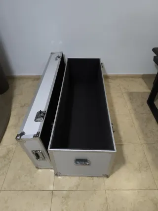 Baúl de almacenamiento plateado y blanco