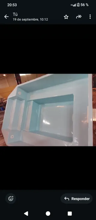 Piscina de poliéster azul y blanca