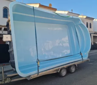 Piscina de poliéster azul y blanca