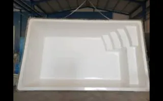 Piscina de poliéster azul y blanca